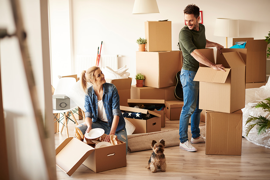 Familie freut sich über das Einziehen in ihr neues Zuhause nach dem Umzug.